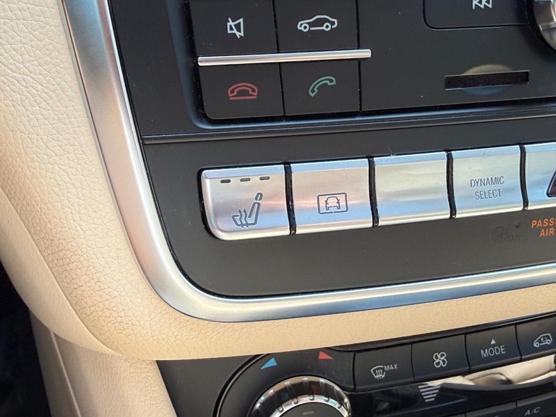 Mercedes-Benz GLA Vehicle Full-screen Gallery Image 23