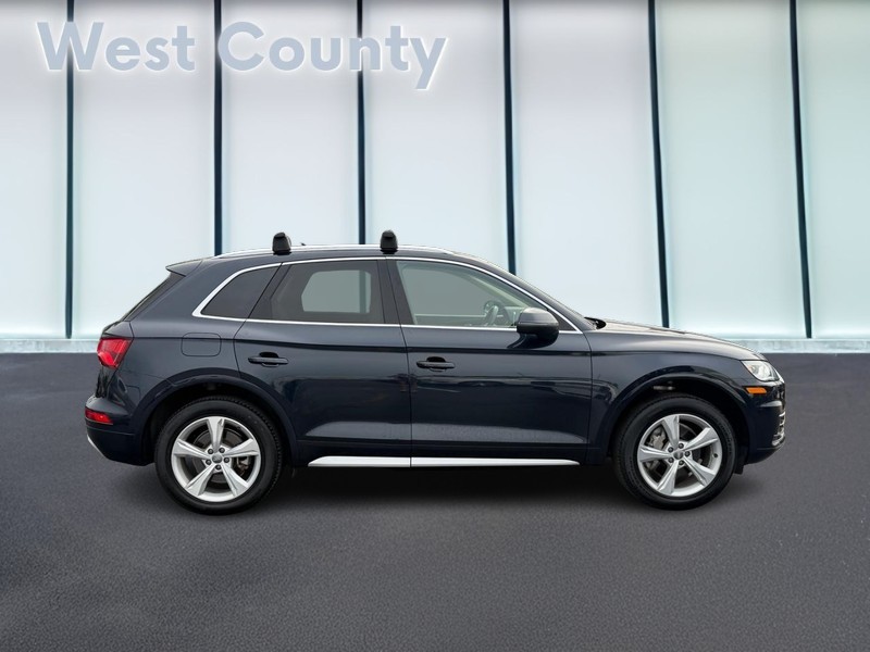 Audi Q5 Vehicle Full-screen Gallery Image 02