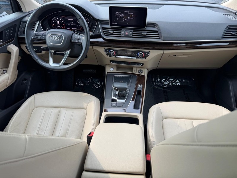 Audi Q5 Vehicle Full-screen Gallery Image 11