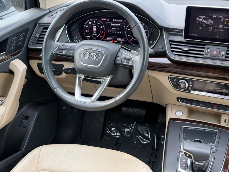 Audi Q5 Vehicle Full-screen Gallery Image 12