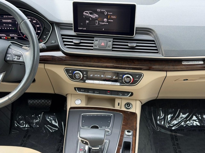 Audi Q5 Vehicle Full-screen Gallery Image 13