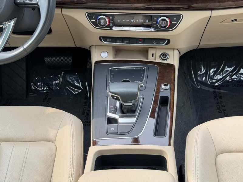 Audi Q5 Vehicle Full-screen Gallery Image 14