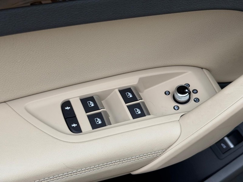 Audi Q5 Vehicle Full-screen Gallery Image 15