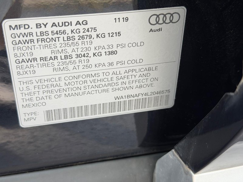Audi Q5 Vehicle Full-screen Gallery Image 24