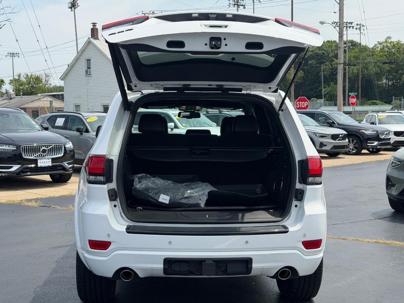 Jeep Grand Cherokee Vehicle Full-screen Gallery Image 04