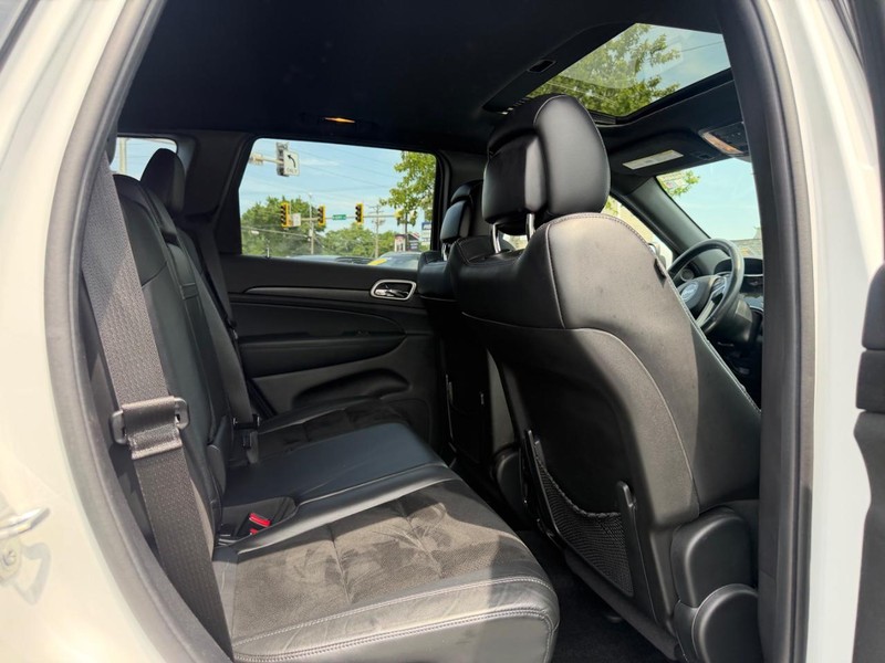 Jeep Grand Cherokee Vehicle Full-screen Gallery Image 09