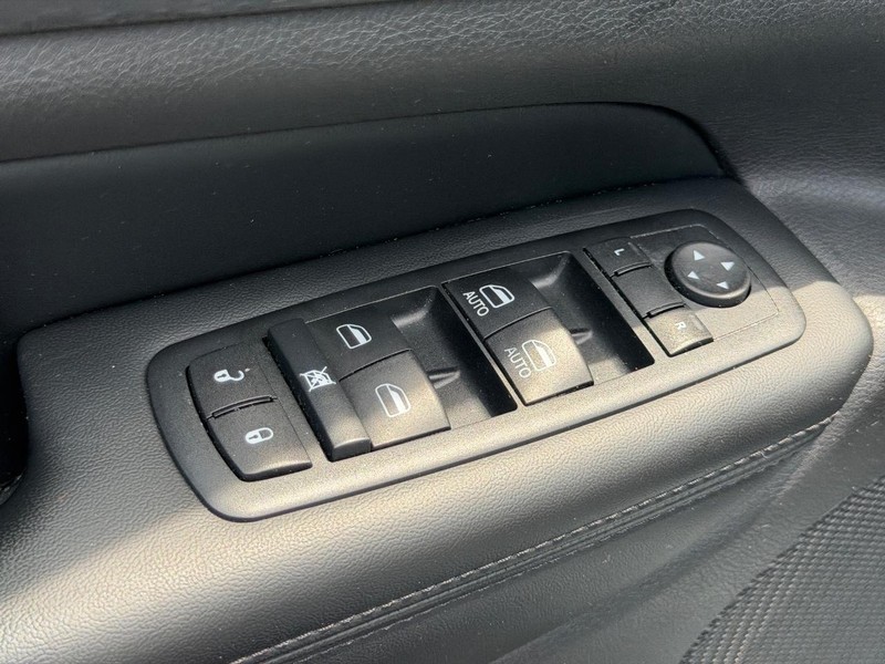 Jeep Grand Cherokee Vehicle Full-screen Gallery Image 15