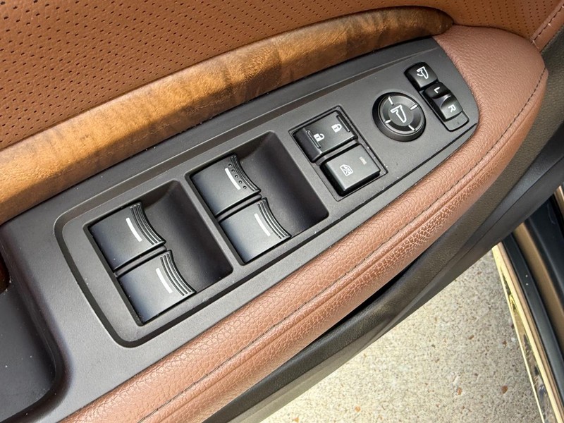 Acura MDX Vehicle Full-screen Gallery Image 15