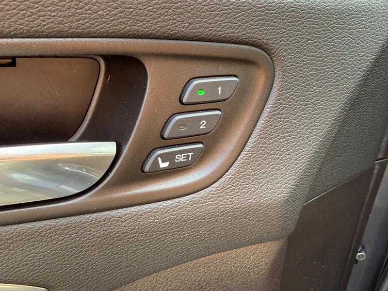 Acura MDX Vehicle Full-screen Gallery Image 16