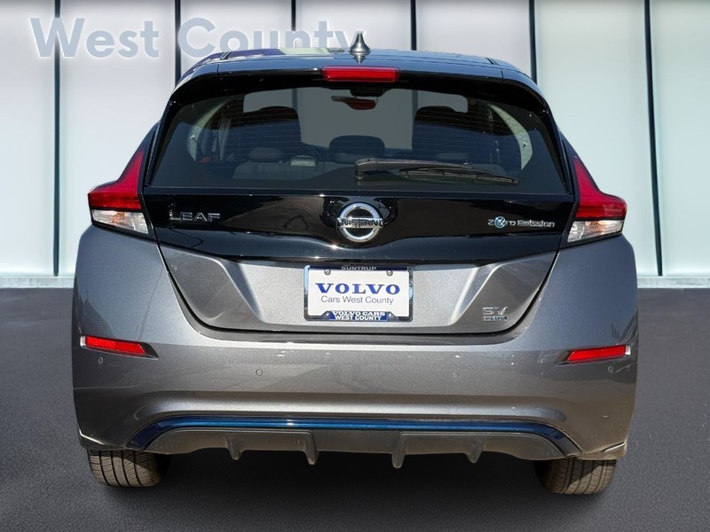 Nissan LEAF Vehicle Full-screen Gallery Image 04