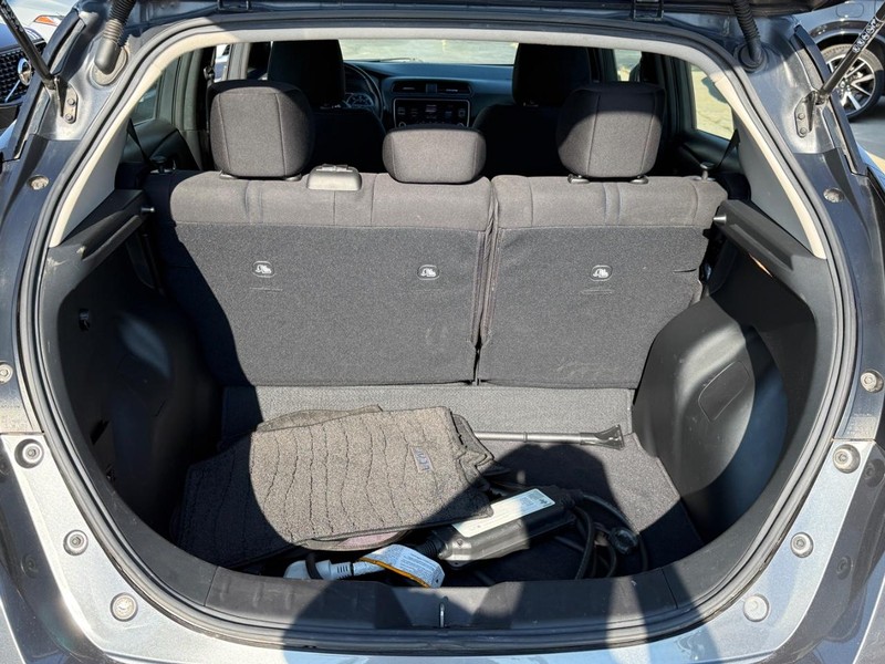 Nissan LEAF Vehicle Full-screen Gallery Image 05