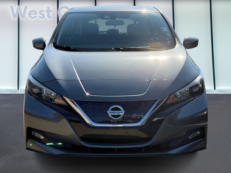 Nissan LEAF Vehicle Full-screen Gallery Image 09