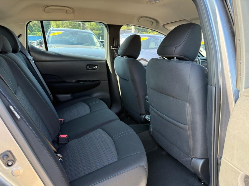 Nissan LEAF Vehicle Full-screen Gallery Image 10