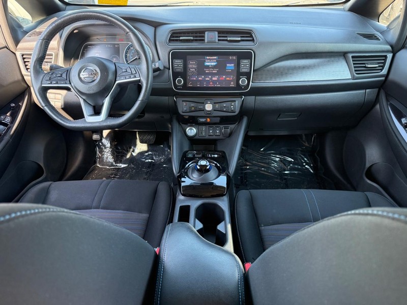 Nissan LEAF Vehicle Full-screen Gallery Image 11