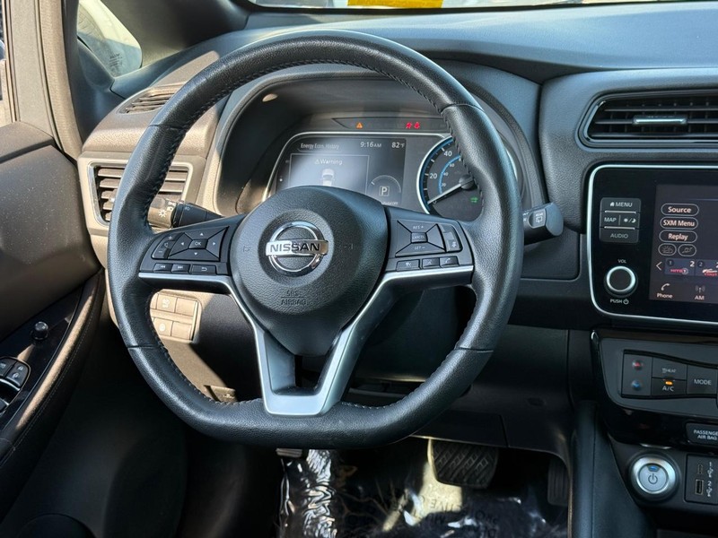 Nissan LEAF Vehicle Full-screen Gallery Image 12