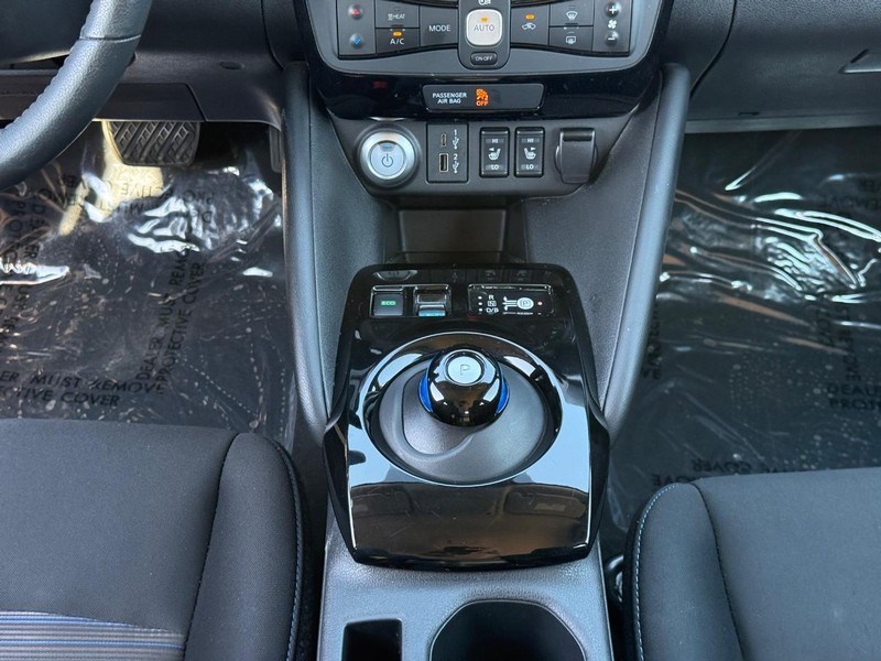 Nissan LEAF Vehicle Full-screen Gallery Image 14