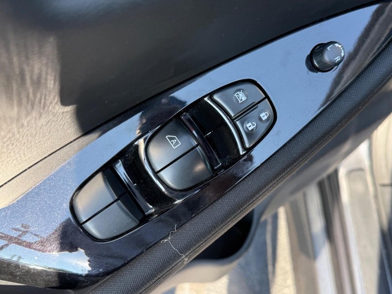 Nissan LEAF Vehicle Full-screen Gallery Image 15