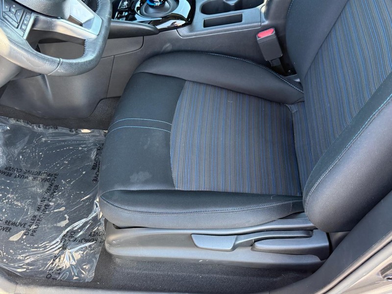 Nissan LEAF Vehicle Full-screen Gallery Image 16