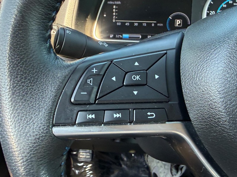 Nissan LEAF Vehicle Full-screen Gallery Image 17