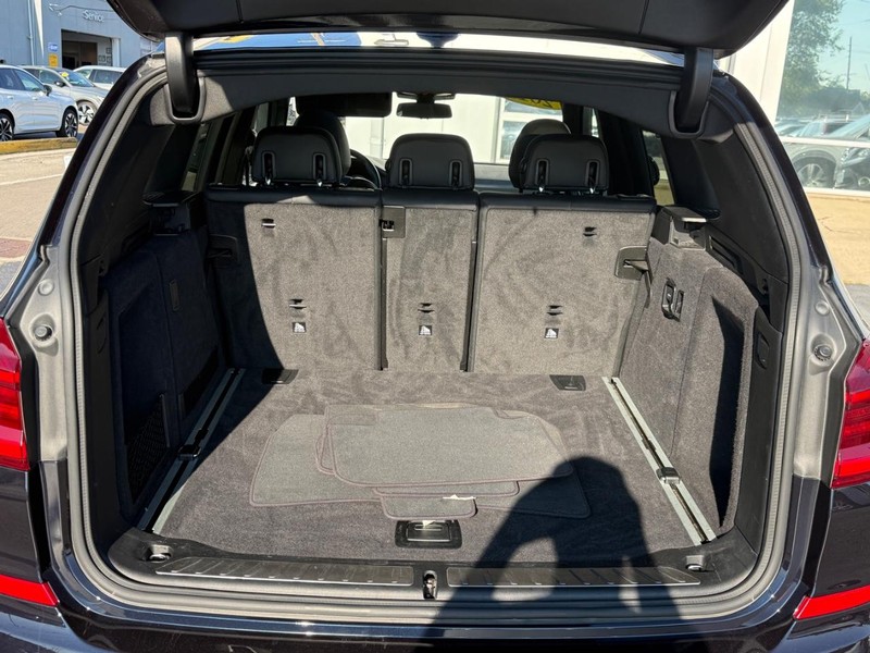 BMW X3 Vehicle Full-screen Gallery Image 04