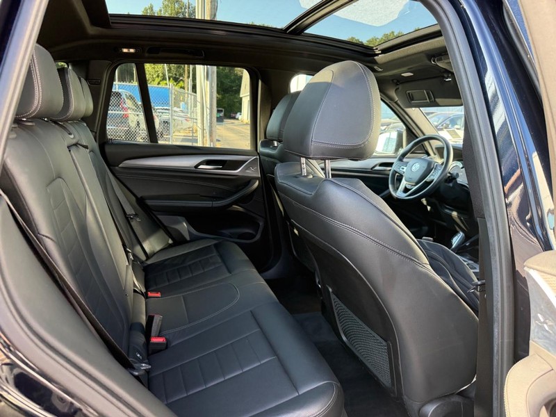 BMW X3 Vehicle Full-screen Gallery Image 10