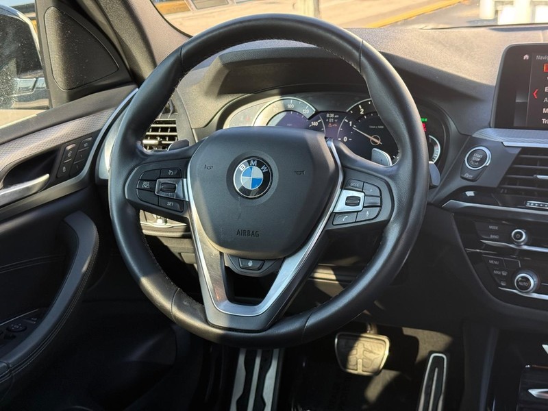 BMW X3 Vehicle Full-screen Gallery Image 12