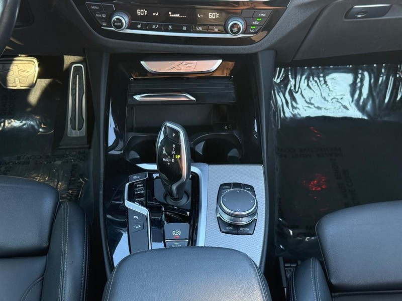 BMW X3 Vehicle Full-screen Gallery Image 14