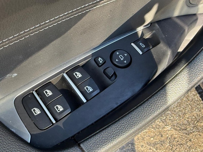 BMW X3 Vehicle Full-screen Gallery Image 15
