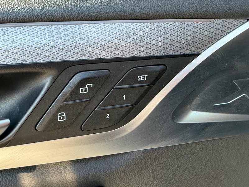 BMW X3 Vehicle Full-screen Gallery Image 16