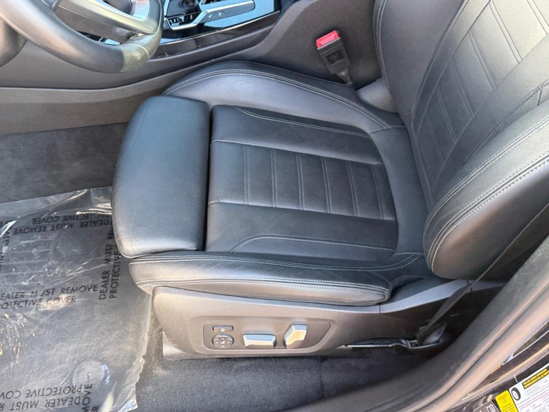BMW X3 Vehicle Full-screen Gallery Image 17