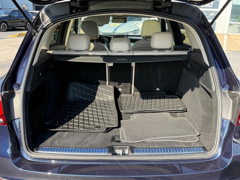 Mercedes-Benz GLC Vehicle Full-screen Gallery Image 04