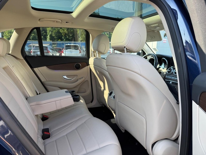 Mercedes-Benz GLC Vehicle Full-screen Gallery Image 10