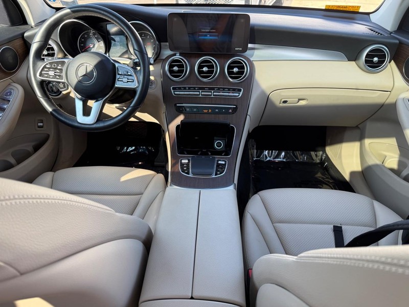 Mercedes-Benz GLC Vehicle Full-screen Gallery Image 11