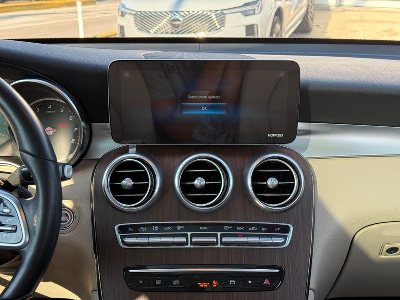 Mercedes-Benz GLC Vehicle Full-screen Gallery Image 13