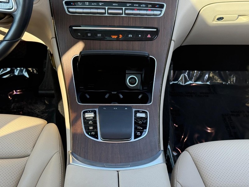 Mercedes-Benz GLC Vehicle Full-screen Gallery Image 14