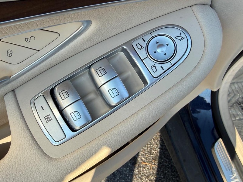 Mercedes-Benz GLC Vehicle Full-screen Gallery Image 15