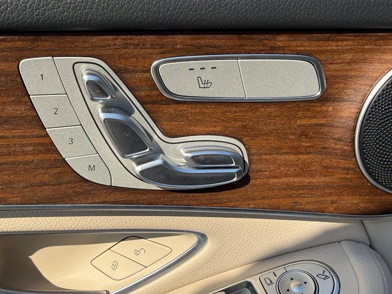 Mercedes-Benz GLC Vehicle Full-screen Gallery Image 16