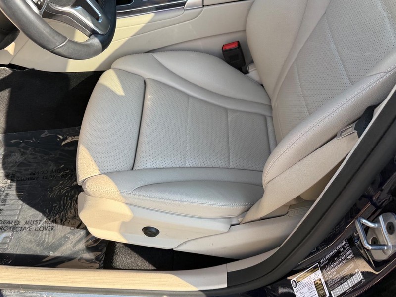 Mercedes-Benz GLC Vehicle Full-screen Gallery Image 17