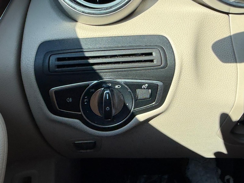 Mercedes-Benz GLC Vehicle Full-screen Gallery Image 18