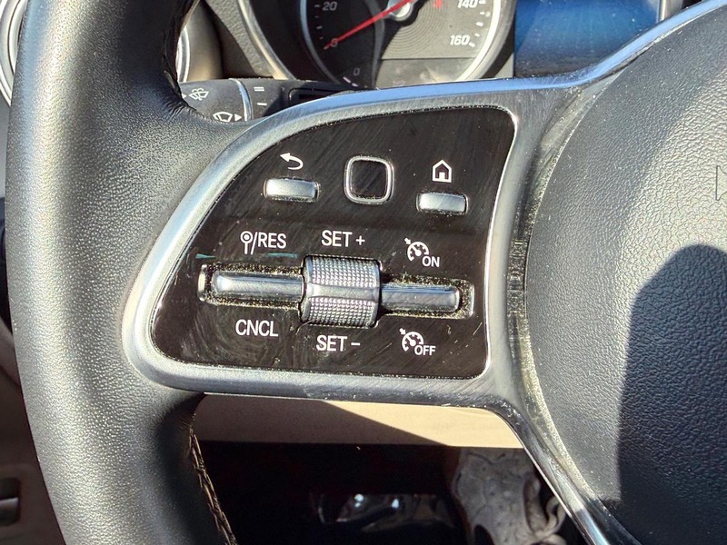 Mercedes-Benz GLC Vehicle Full-screen Gallery Image 19