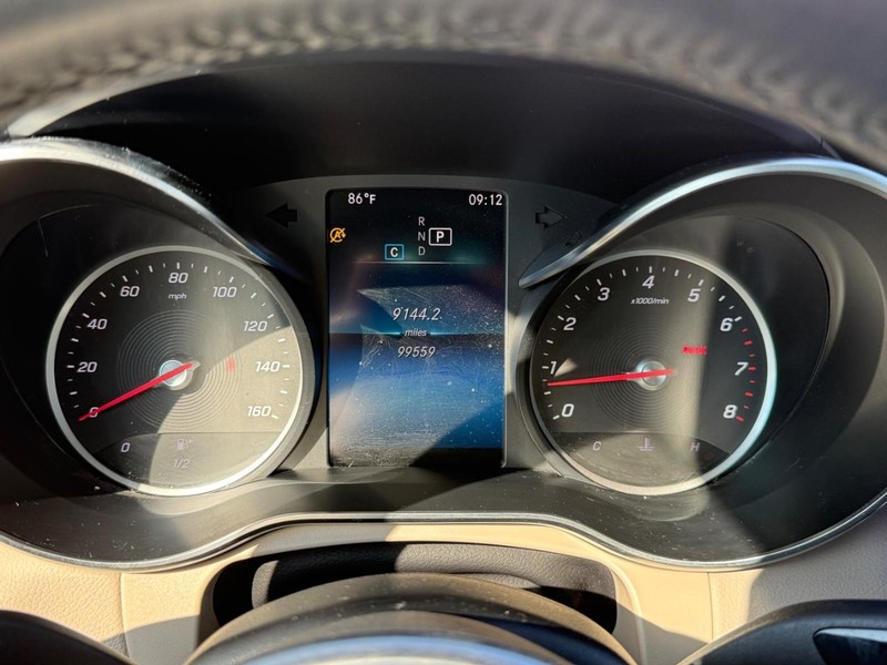 Mercedes-Benz GLC Vehicle Full-screen Gallery Image 21