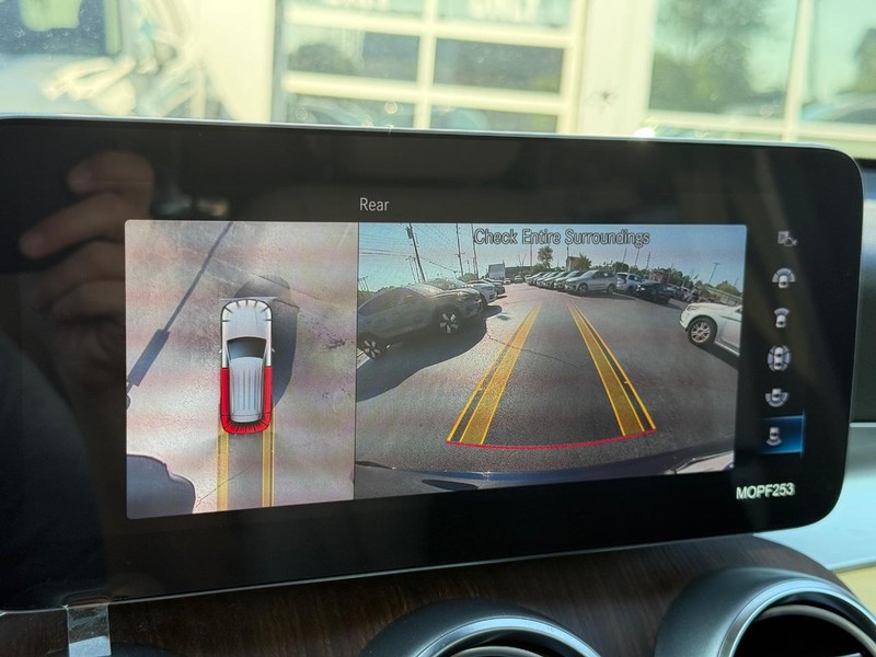 Mercedes-Benz GLC Vehicle Full-screen Gallery Image 23