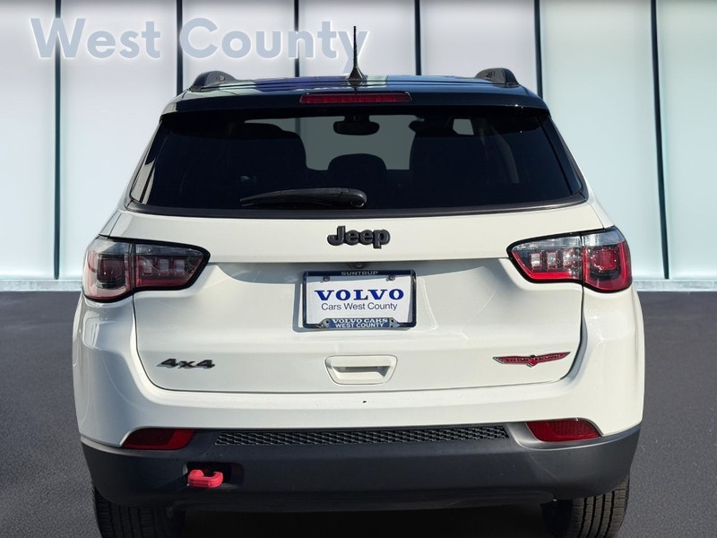 Jeep Compass Vehicle Full-screen Gallery Image 05
