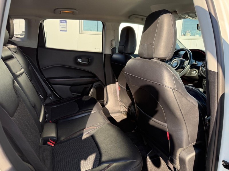 Jeep Compass Vehicle Full-screen Gallery Image 11