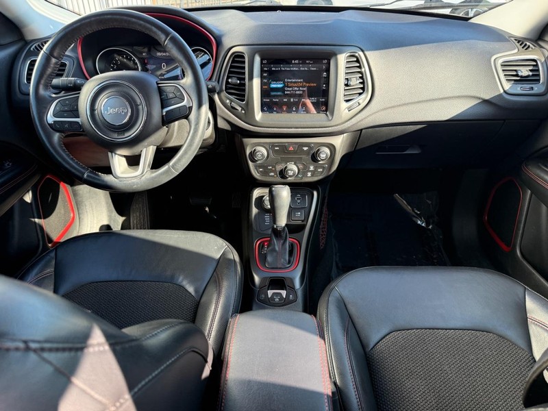 Jeep Compass Vehicle Full-screen Gallery Image 12