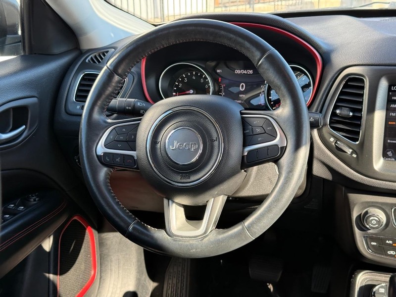 Jeep Compass Vehicle Full-screen Gallery Image 13