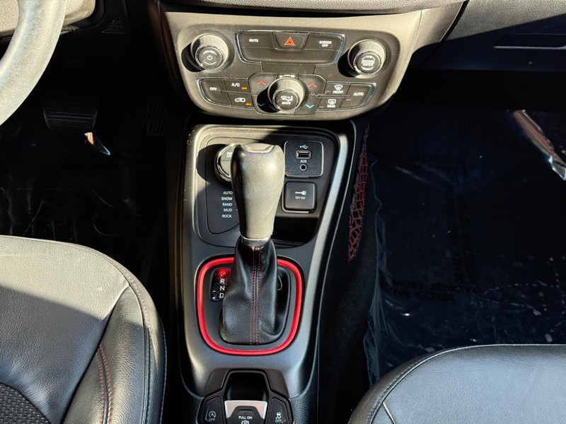 Jeep Compass Vehicle Full-screen Gallery Image 15