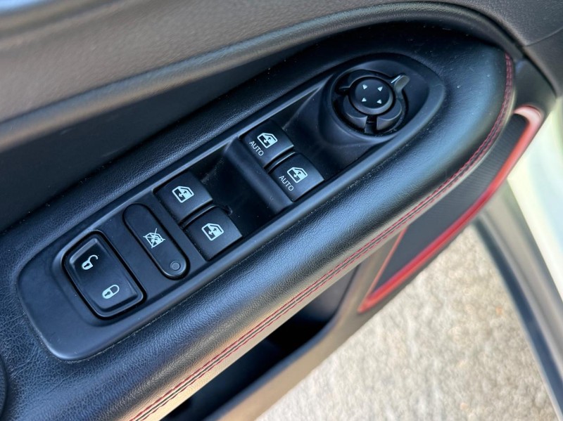 Jeep Compass Vehicle Full-screen Gallery Image 16