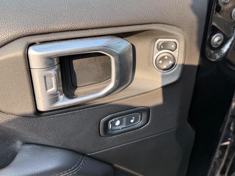 Jeep Wrangler Vehicle Full-screen Gallery Image 15