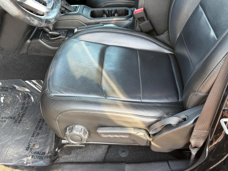 Jeep Wrangler Vehicle Full-screen Gallery Image 16